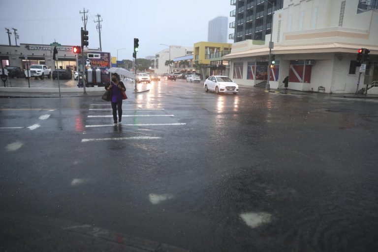 Flash flooding throughout Hawaii with weather warnings
