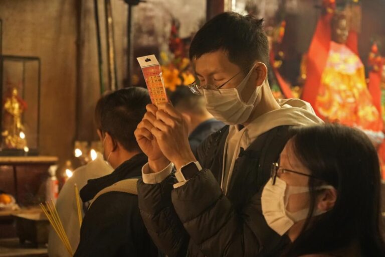 On Lunar New Year, Chinese offer prayers at temples