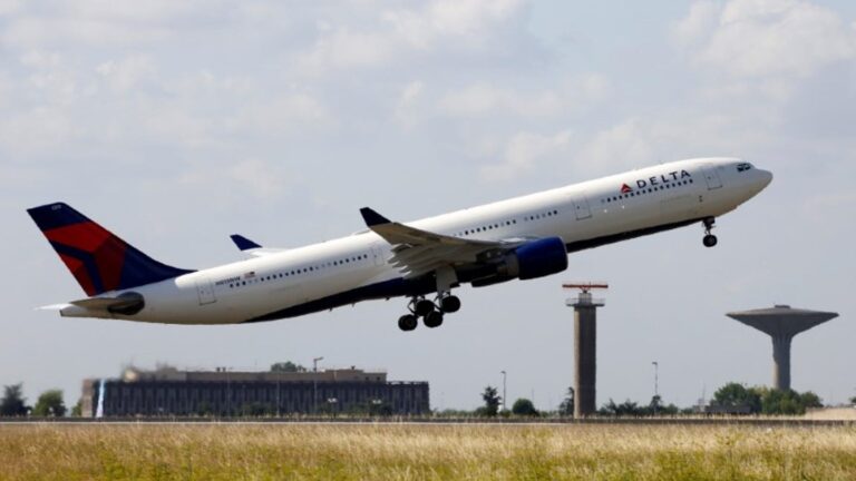 Major U.S airlines temporarily suspend flying over Russian airspace