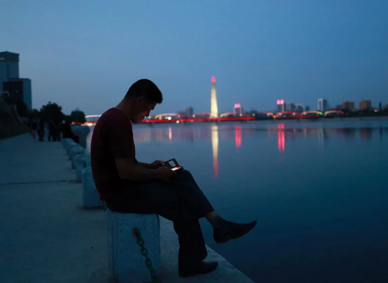 Some North Koreans find ways around smartphone controls, report says