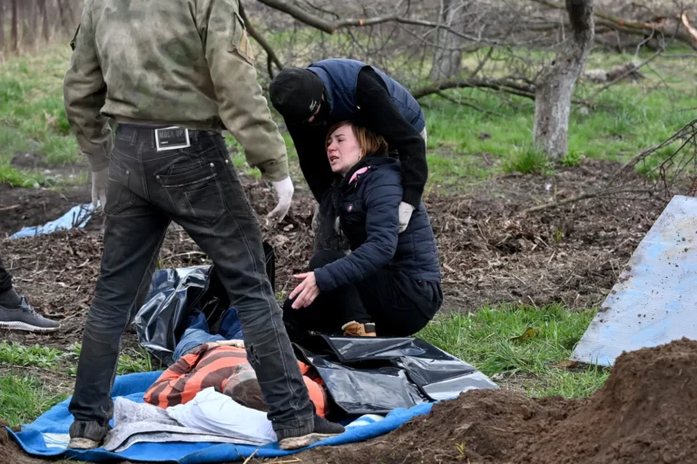 Photo: Ukrainian woman mourns over husband’s body