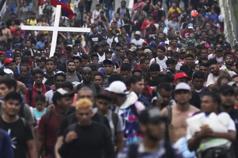 Thousands migrant caravan on the move in southern Mexico