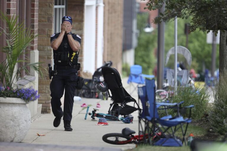 6 dead in shooting at Chicago-area July 4 parade