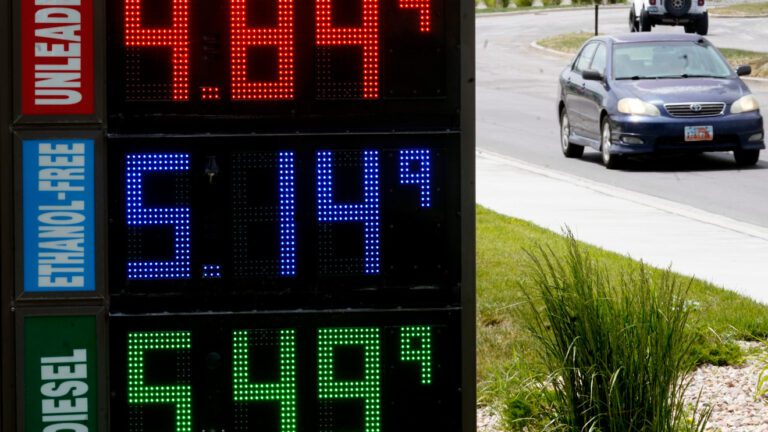 Average US gasoline price plunges 19 cents to $4.86 per gallon